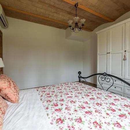 Apartment Altido Traditional Apt For 4 In The Heart Of Tuscany Certaldo